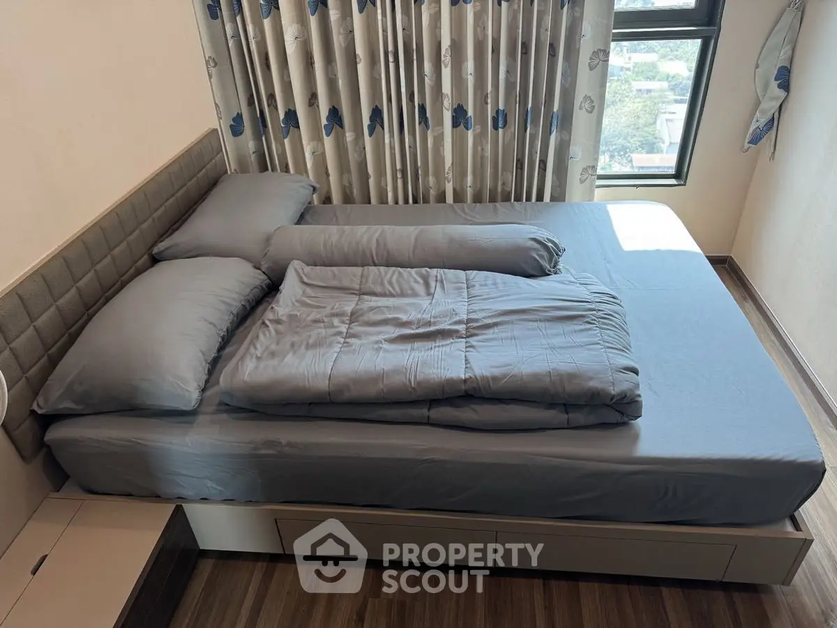 Cozy bedroom with modern bed and stylish curtains, perfect for relaxation and comfort.