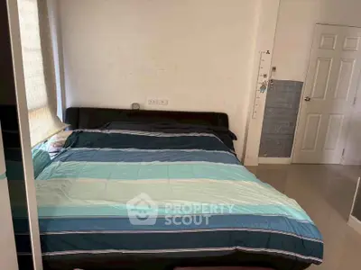 Cozy bedroom with large bed and natural light, perfect for relaxation and comfort.