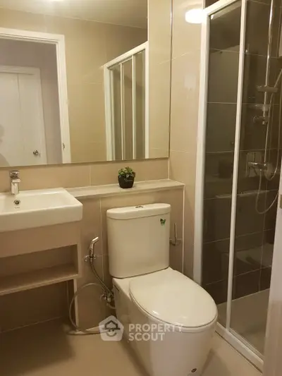 Modern bathroom with shower and sleek fixtures in a contemporary apartment.