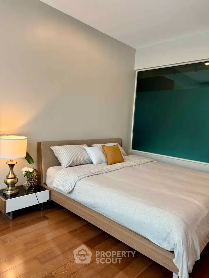 Modern bedroom with stylish decor and cozy ambiance, featuring a comfortable bed and elegant lighting.