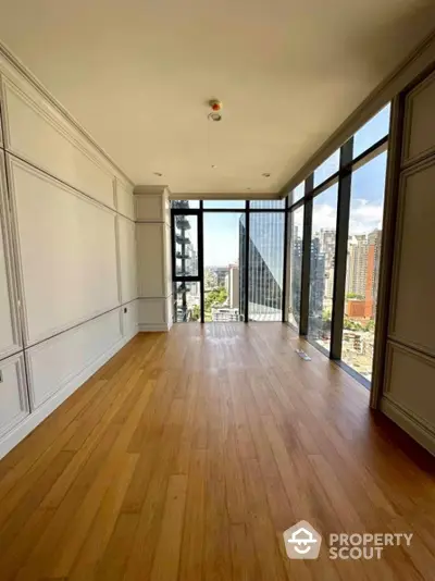 Spacious corner unit with floor-to-ceiling windows and stunning city view