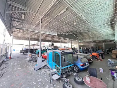 Spacious industrial warehouse with high ceilings and ample storage space