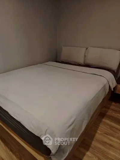 Cozy bedroom with modern design and comfortable bedding in a stylish apartment.