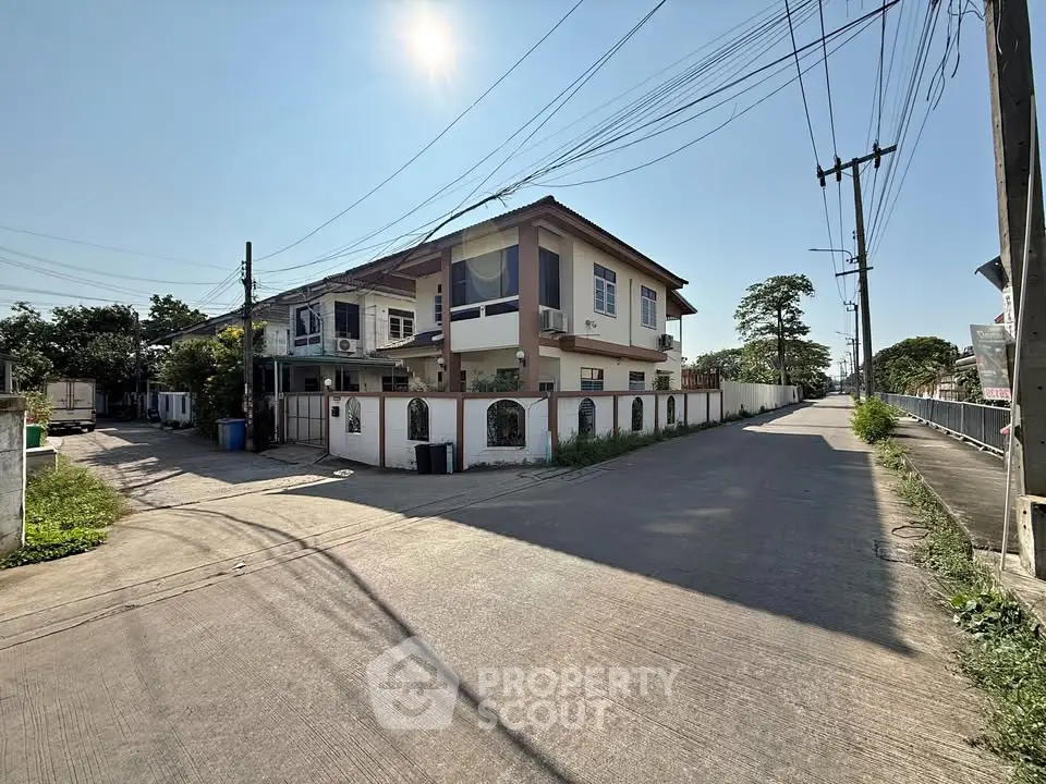 Charming corner unit house with spacious outdoor area and great natural light, perfect for family living.