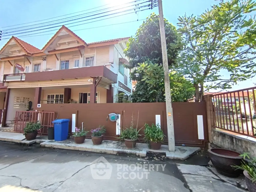 Charming townhouse with garden and modern exterior design in a peaceful neighborhood.