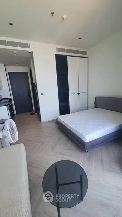 Modern bedroom with minimalist design and spacious layout in a contemporary apartment.