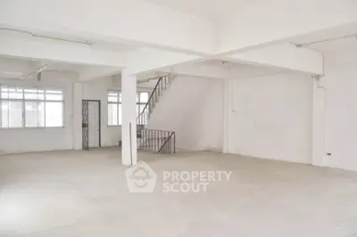 Spacious and bright open-plan loft space with high ceilings, large windows, and an industrial vibe, perfect for a creative studio or modern living.