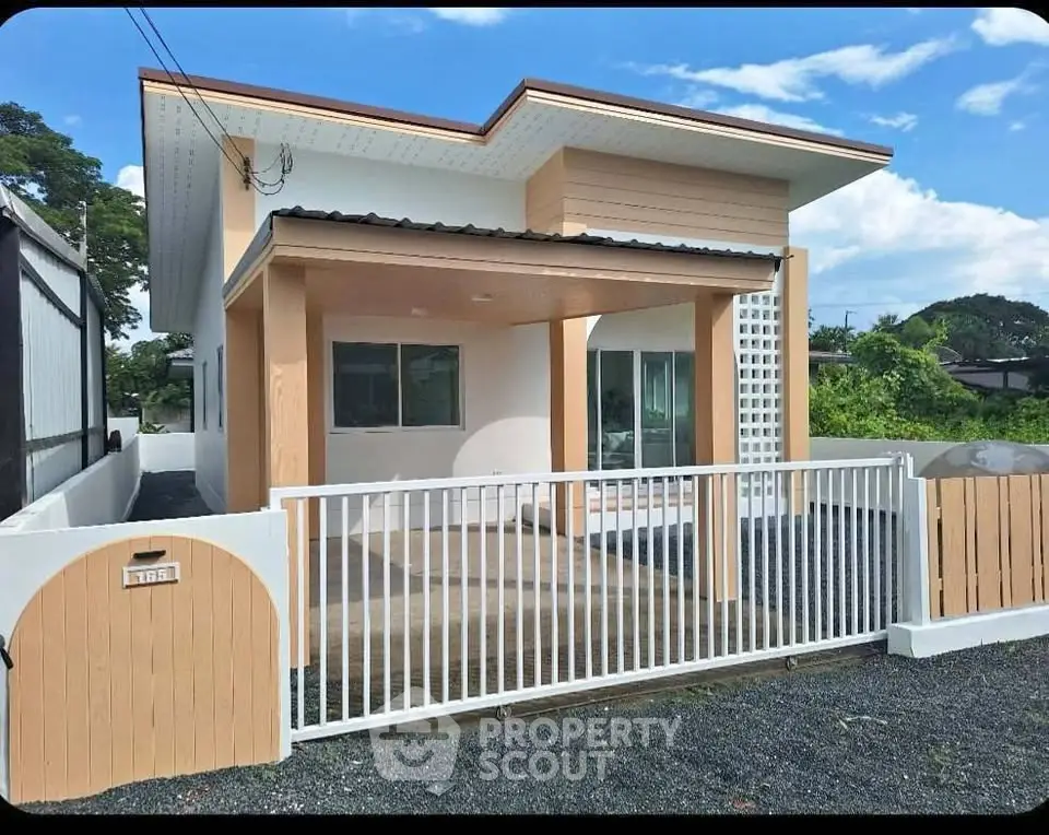 Charming modern single-story house with a spacious front yard and sleek design.
