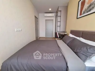 Modern bedroom with stylish decor and cozy bedding in a contemporary apartment.