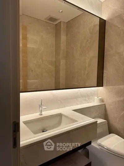 Luxurious modern bathroom with marble finishes and elegant lighting