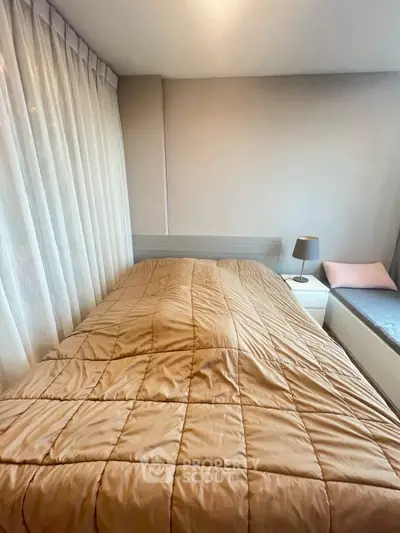 Cozy bedroom with modern decor and soft lighting, featuring a comfortable bed and stylish lamp.