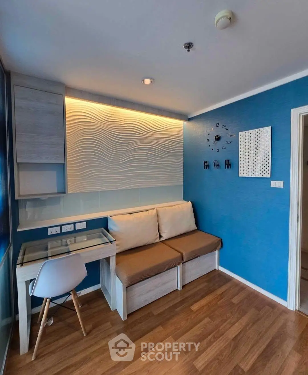 Modern living room with stylish decor and cozy seating area, perfect for relaxation and productivity.