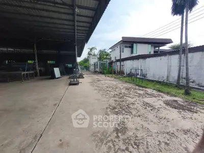 Spacious industrial property with covered area and modern building, ideal for business operations.