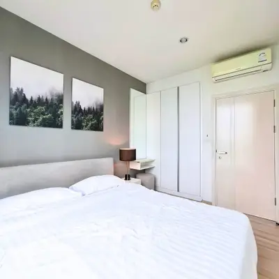 Modern bedroom with minimalist decor and large bed in a stylish apartment.