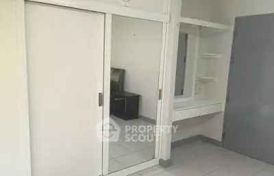  2 Bedrooms Condo -3