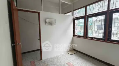 Spacious room with large windows and natural light, ideal for customization.