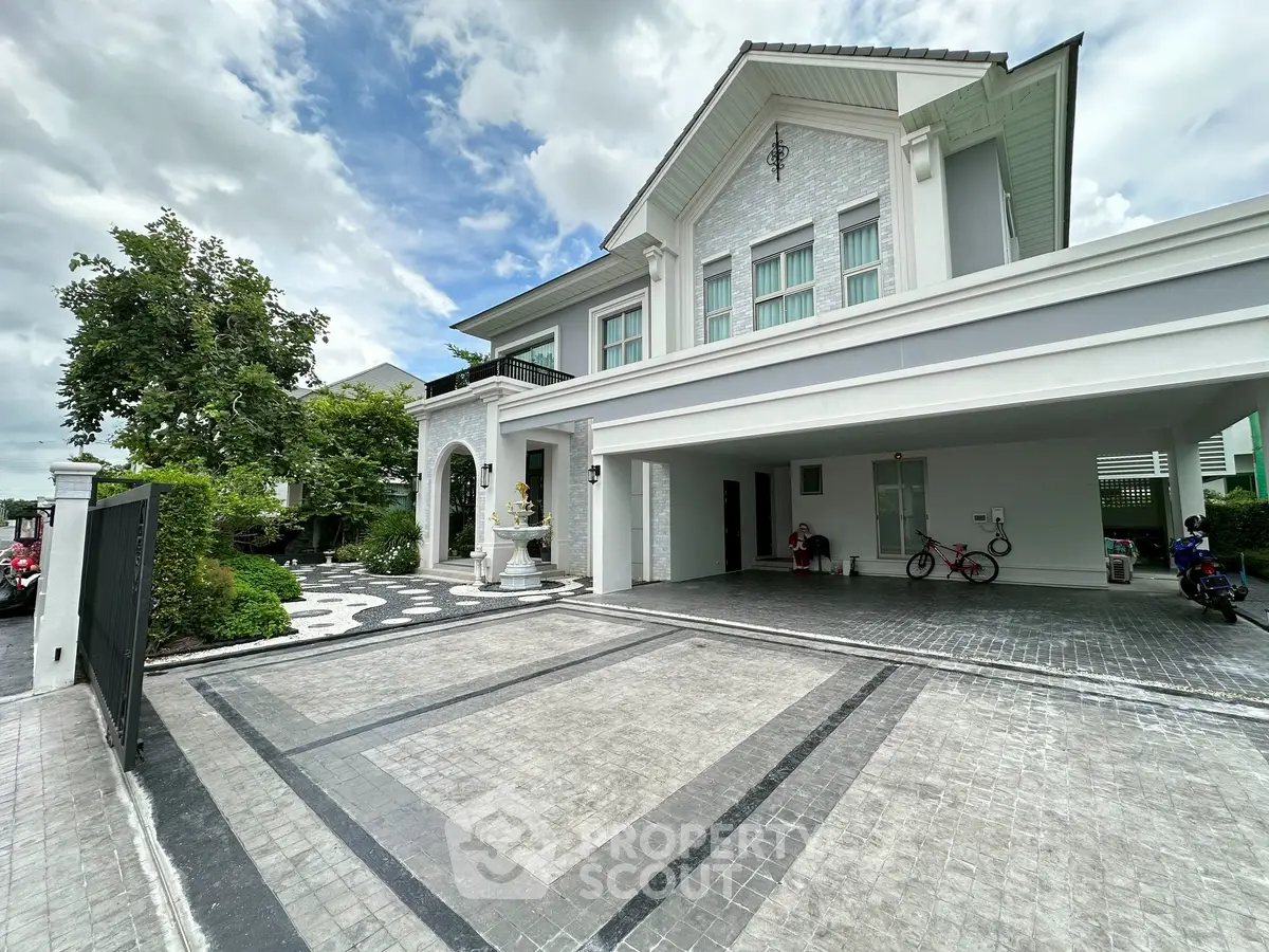 Luxurious modern house with spacious driveway and elegant facade, perfect for upscale living.