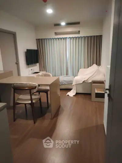 Cozy living room with modern furniture and wooden flooring, perfect for relaxation and entertainment.