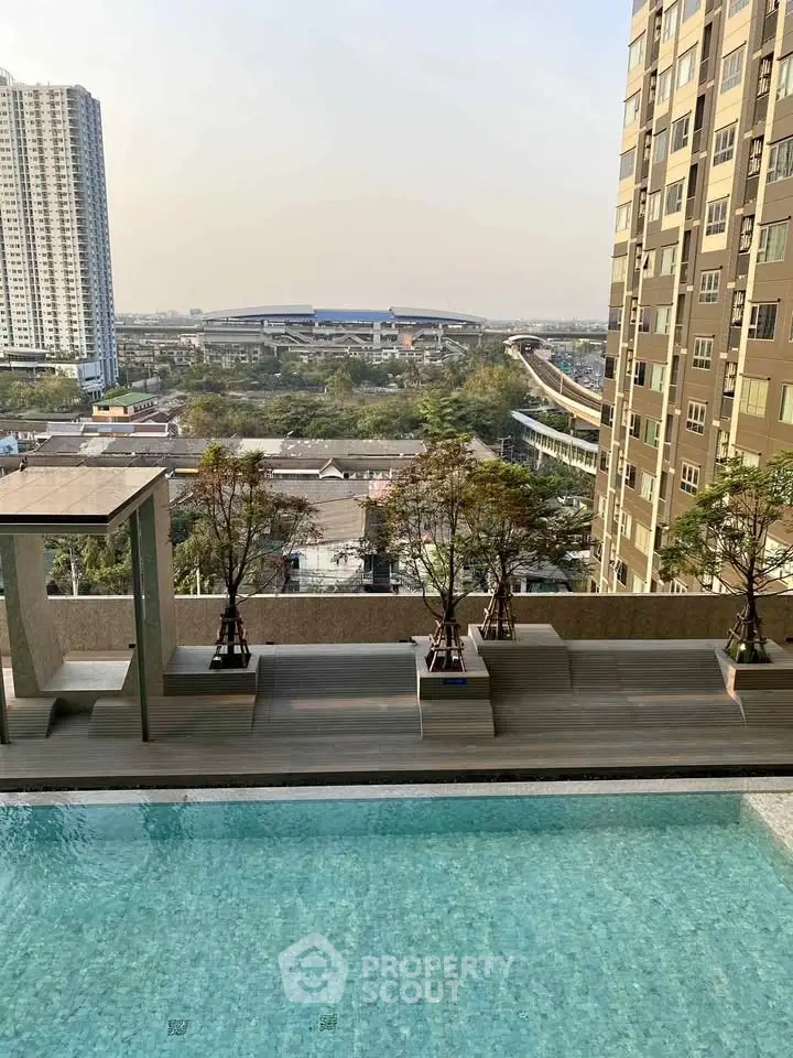 Luxurious high-rise apartment with stunning pool and city view
