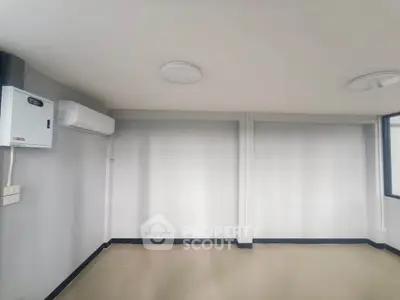 Spacious unfurnished room with air conditioning and modern lighting, perfect for customization.