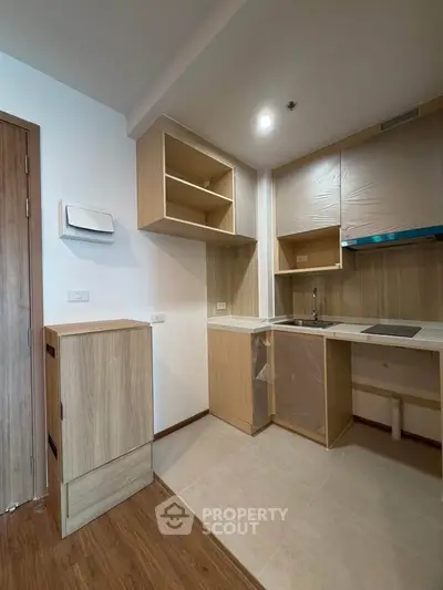 Modern kitchen with sleek cabinetry and integrated appliances in a stylish apartment.