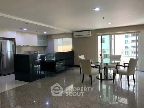 คอนโด 3-ห้องนอน ที่ สาธร พาร์ค เพลส คอนโดมิเนียม ใกล้ MRT ลุมพินี