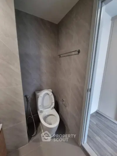 Modern bathroom with sleek design and high-quality fixtures in a contemporary apartment.