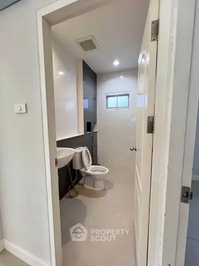 Modern bathroom with sleek design and neutral tones