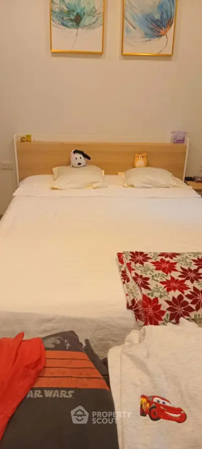 Cozy bedroom with plush toys and colorful bedding, perfect for a comfortable stay.