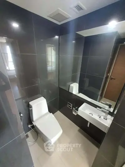 Modern bathroom with sleek design and high-quality fixtures in a contemporary apartment.