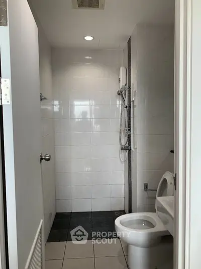 Modern bathroom with sleek tile design and contemporary fixtures