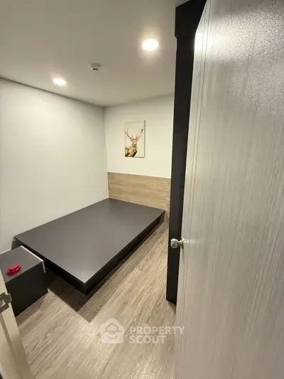 Minimalist bedroom with modern platform bed and wood flooring