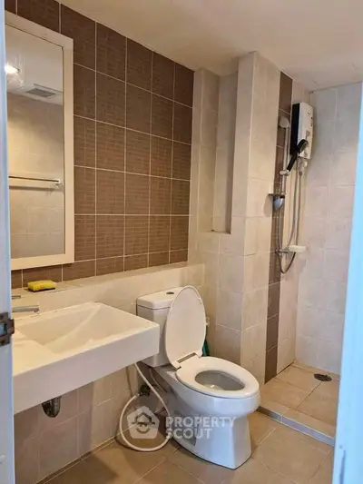 Modern bathroom with shower and sleek fixtures in a contemporary apartment.