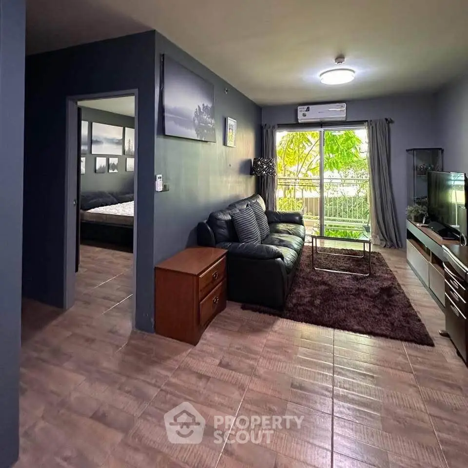 Spacious living room with modern decor and garden view, perfect for relaxation.