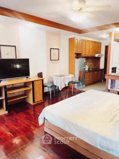 Spacious studio apartment with wooden flooring and modern kitchen in prime location.