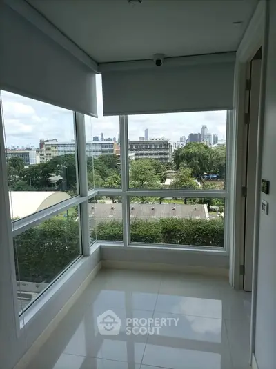 Bright corner unit with panoramic city view and large windows.