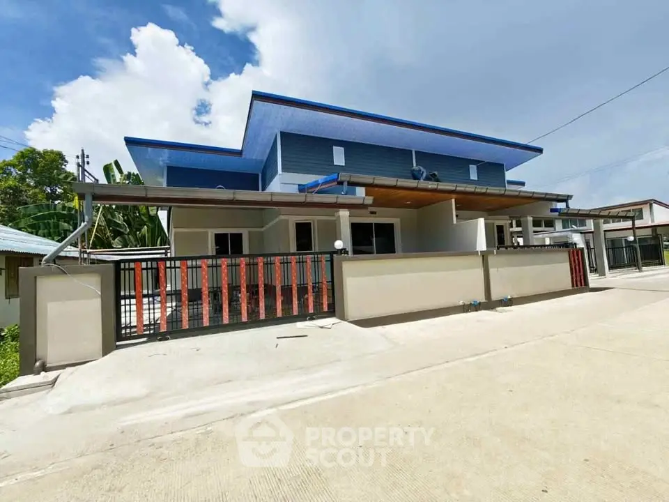 Modern single-story house with sleek design and spacious driveway in a serene neighborhood.