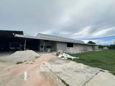 Spacious industrial warehouse with ample outdoor space and loading area, ideal for logistics and storage needs.