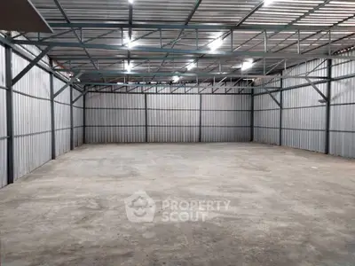 Spacious industrial warehouse with high ceilings and ample lighting