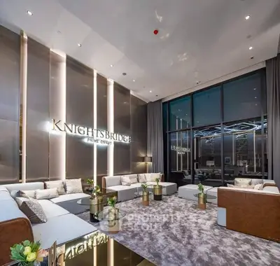 Luxurious modern living room with elegant decor and high ceilings in Knightsbridge Prime Onnut.