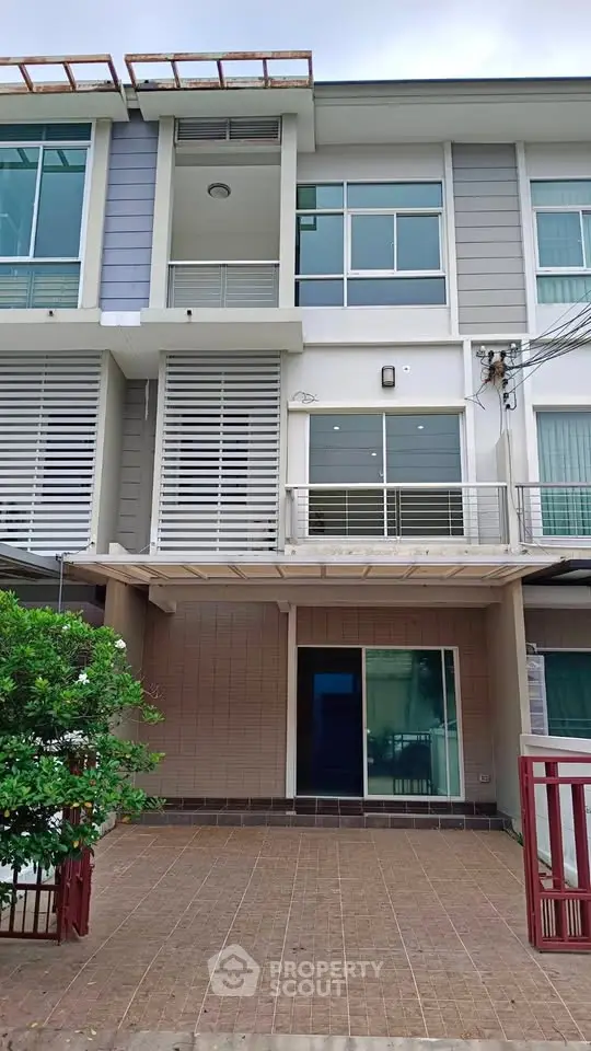 Modern three-story townhouse with spacious balcony and contemporary design.