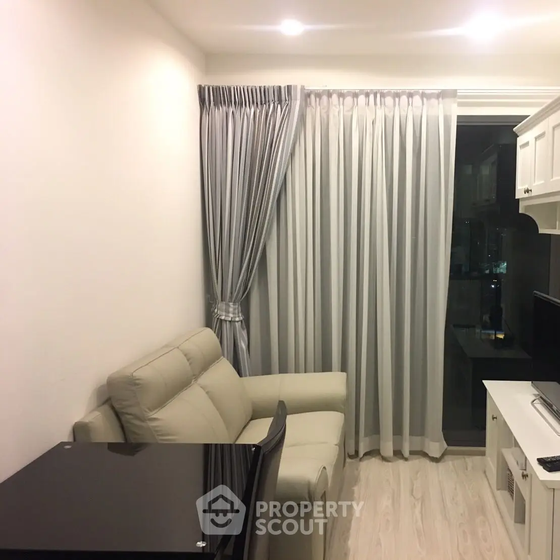 1 Bedroom Condo at Ideo Mobi Sukhumvit Livingroom