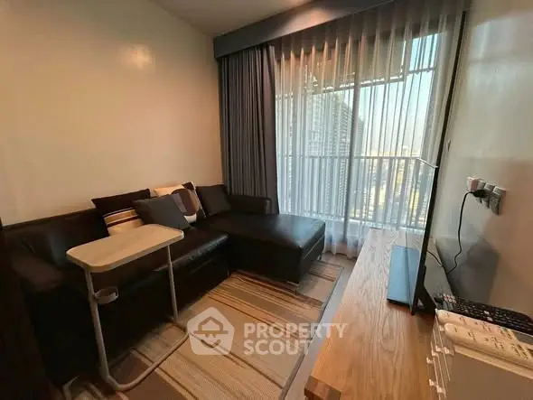 Modern living room with city view, featuring sleek furniture and floor-to-ceiling windows.