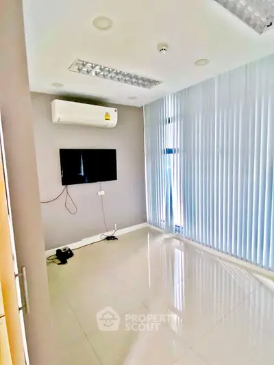 Bright and modern study room with air conditioning and sleek blinds, perfect for productivity.