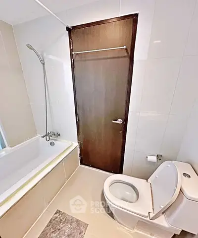 Modern bathroom with bathtub and sleek fixtures in a contemporary apartment.