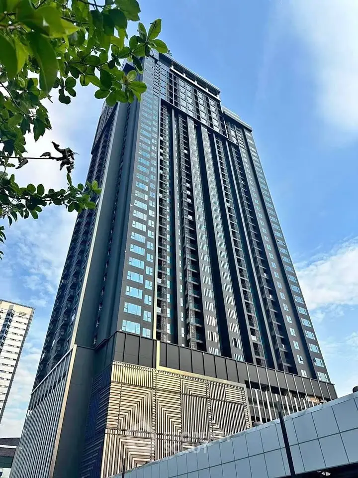 Stunning modern high-rise building with sleek architecture and panoramic city views.