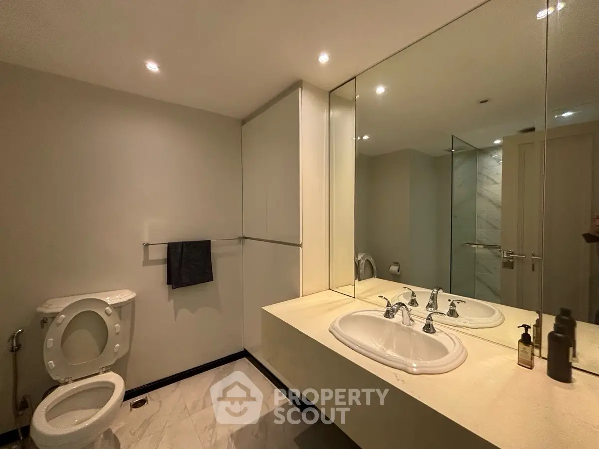 Modern bathroom with dual sinks and elegant lighting