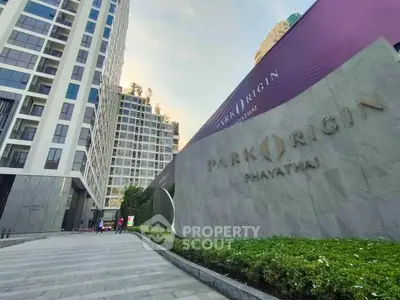 Modern high-rise residential building with landscaped entrance at Park Origin Phayathai.