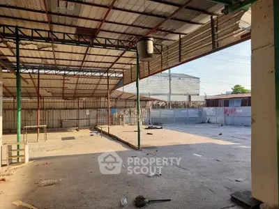 Spacious industrial warehouse with open layout and high ceilings, ideal for storage or manufacturing.