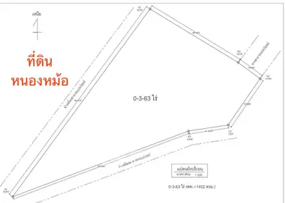 Land plot schematic with measurements and boundaries in Thai language.